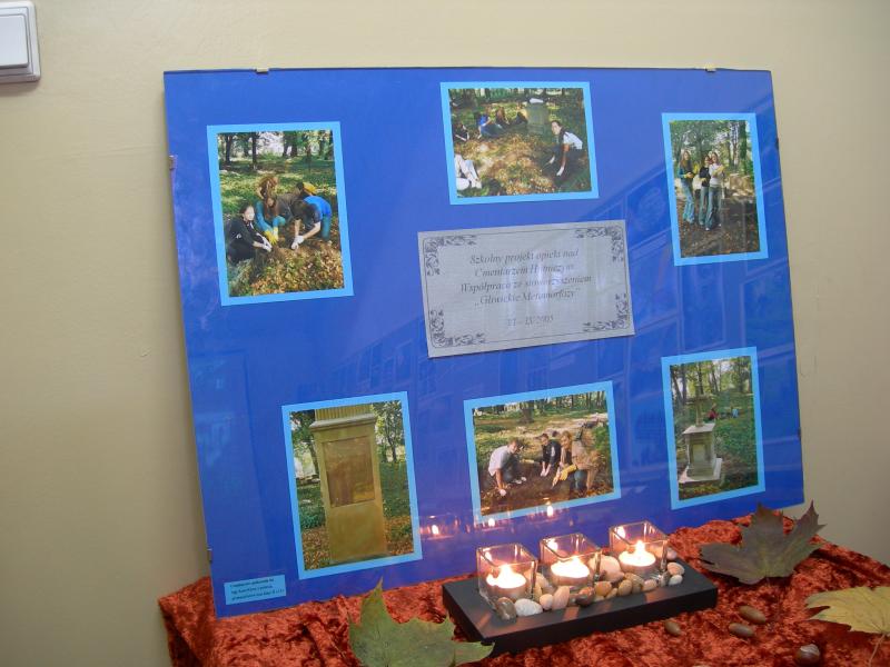 Wystawa Gliwickich Metamorfoz, udzia uczniw liceum w renowacji Cmentarza. Padziernik 2007. Fot.: Braciszek