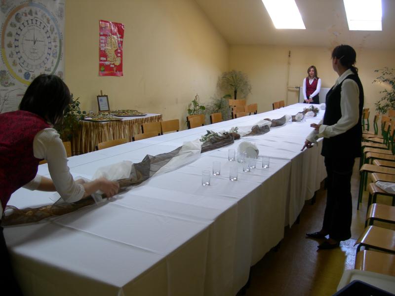 Uczniowie szkoy gastronomicznej – przygotowania do obiadu. Padziernik 2007. Fot.: Braciszek