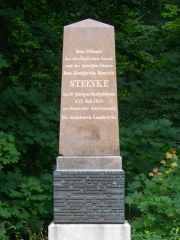 Obelisk upamiętniający inżyniera Steenke. Sierpień 2007. Fot.: Braciszek